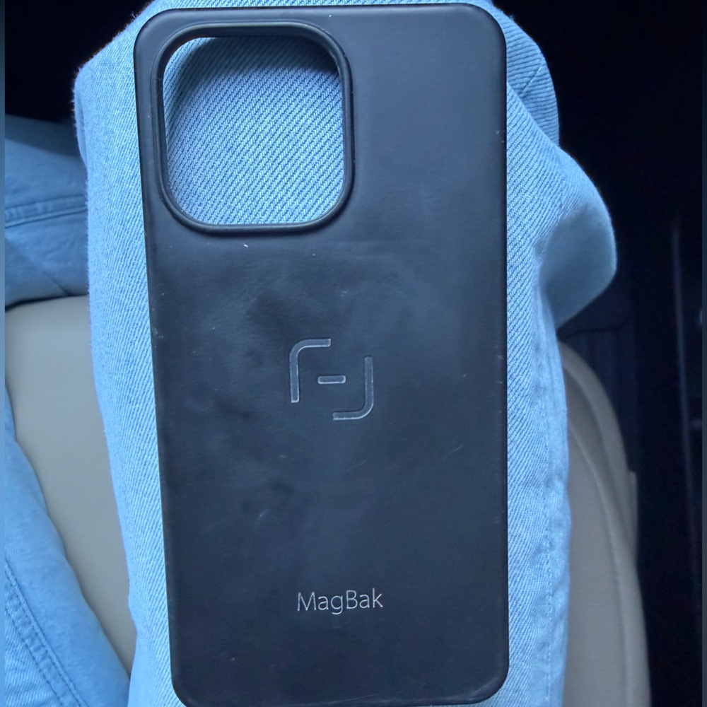 Magbak iPhone 13 Pro phone case